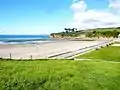 La plage du Ris (en Douarnenez) et la pointe de Kastell ar Bardeg (en Kerlaz) au fond de la baie de Douarnenez.