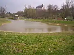 L'église vue du jardin humide.