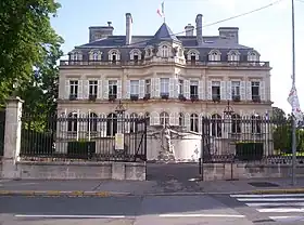 L'Hôtel de ville, vu depuis l'avenue de Champagne.