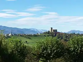 Le château de Mauvezin et la chaîne pyrénéenne en arrière-plan.