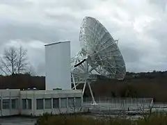 PB5 (Inmarsat-A), notez la monture équatoriale de l'antenne.