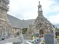 La chapelle Sainte-Nonne et, à gauche, l'église Sainte-Nonne.