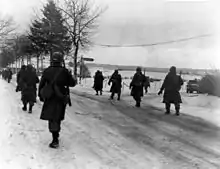 Le 31 décembre 1944, la 101e division aéroportée américaine quitte Bastogne après 10 jours de siège pendant la Bataille des Ardennes