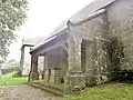 Chapelle Saint-Vendal : flanc nord et l'autel des pardons.