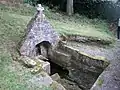 Chapelle Saint-Vendal : la fontaine de dévotion (son eau est censée guérir les rhumatismes).