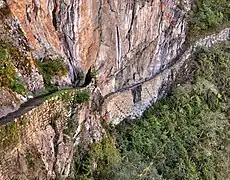 Travaux de génie civil inca pour le Chemin de l'Inca vers le Machu Picchu. (Lieu-dit le Pont de l'Inca, chemin d'accès facilement défendable pour la citadelle du Machu Picchu).