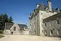 Château de Pontcallec: aile ouest et, à gauche, la chapelle.