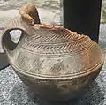 Vase à une anse en terre cuite trouvé dans la nécropole du Graéoc en Saint-Vougay (âge du bronze moyen, Musée départemental breton).