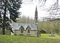 Pleyben : la chapelle de la Madeleine et son calvaire (vue de côté).