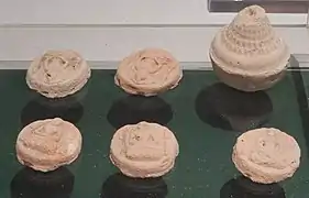 Plaquettes votives et stupa miniature.