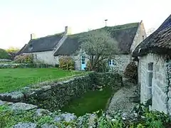 Chaumières près de la chapelle