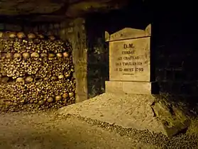 Plaque commémorative dans les Catacombes de Paris, où les corps de nombreux tués furent inhumés directement.