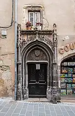 La porte du No 10 de la rue du Bourg jouxtant un magasin de coutellerie.