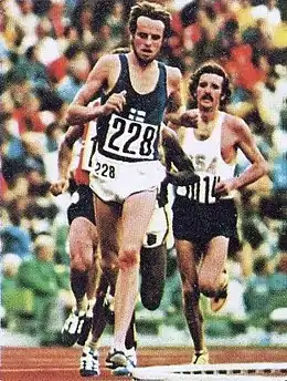 Description de l'image 10k at 1972 Olympics Viren, Shorter.jpg.