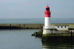 Le phare à l'entrée du port du Guilvinec-Léchiagat.