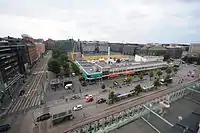 Vue plongeante : au centre le lasipalatsi, la caserne de Turku et à sa droite la Chapelle de Kamppi en construction.