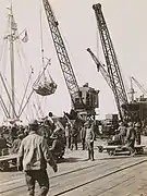 Déchargement de marchandises en boîtes, avril 1918.