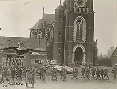 Soldats du 118e Infanterie (30e Division Americain) devant l'Eglise Saint Remi le 11 Octobre 1918.