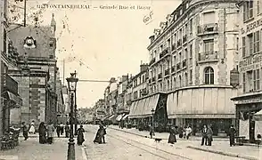 Rue Grande avec magasins de l'immeuble avant l'arrivée de Prisunic.