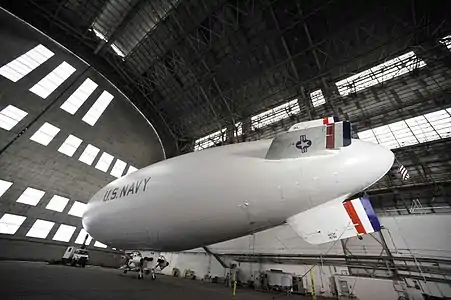 Le dirigeable MZ-3A (en) aux couleurs de l'escadrille scientifique VXS-1 dans le hangar de Lakehurst, le 26 octobre 2011.