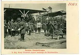 Le roi de Saxe visite un exercice de construction de pont ferroviaire par les troupes du chemin de fer (en), 1910.