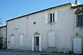 Mairie dans le bâtiment de l'ancienne cure accolée à l'église.