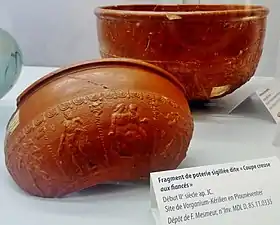 Fragment de poterie sigillée dite Coupe creuse aux fiancés (début du IIe siècle) trouvée sur le site de Vorganium (Kerilien), Lesneven, musée du Léon.