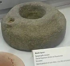 Meule à grain en pierre de kersanton provenant du site de Vorganium (Kerilien) (époque gallo-romaine), Lesneven, musée du Léon.