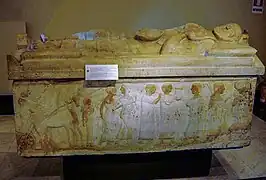 Sarcophage à relief polychrome (inv. 14949).