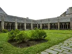 Le cloître gothique.