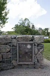 Il s'agit de la queue du Tacon Site du Savoir-Faire où l'on voit un reliquaire d'objets fabriqués par des artisans du Saguenay—Lac-Saint-Jean.
