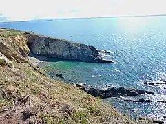 Falaises et crique au sud du hameau d'Elléouët (entre La pointe du Bellec et la grève de Porslous).