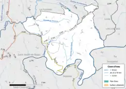 Carte en couleur présentant le réseau hydrographique de la commune