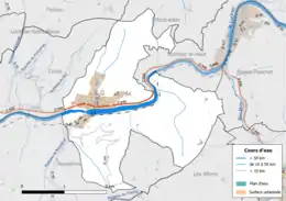 Carte en couleur présentant le réseau hydrographique de la commune