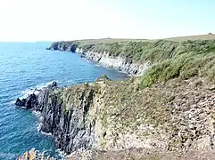 Falaises entre Pen-ar-Roz et, à l'arrière-plan, la pointe du Bellec.