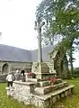 La chapelle Saint-Sébastien de Garnilis : le calvaire près de la chapelle.