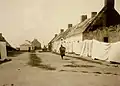 Draps blancs tendus en vue de la procession de la Fête-Dieu à Hœdic vers 1930