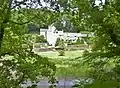 Le manoir de Trogriffon vu à travers les arbres de son parc.