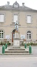 Poilu au repos (monument aux morts)« Monument aux morts de 1914-1918 à Saint-Maurice-près-Crocq », sur À nos grands hommes