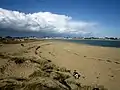 Plage aux environs de Men Du (rive droite, côté Plouhinec) ; à l'arrière-plan, sur la rive gauche, Étel.