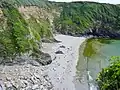 Falaises et grève difficilement accessible près de la pointe de Keric.