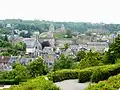 Le château de Fougères dans la vallée du Nançon vu du jardin public avoisinant l'église Saint-Léonard.