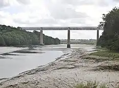 Vu depuis l'aval, côté rive gauche (Plouénan).