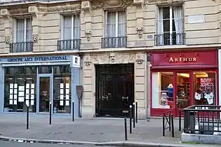 Au no 124, l'immeuble construit par Pierre Humbert à la place de l'ancien hôtel particulier de Victor Hugo.