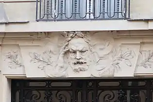 Détail du bas-relief par Fonquergne, inspiré d'une photographie de l'écrivain.