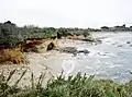 Falaises basses et grottes côté est de la Pointe des Saisies.