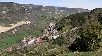 Vue du village de Roquefort depuis les flancs du rocher du Combalou.