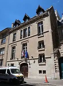 No 12 : façade de l'hôtel Dieulafoy.