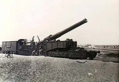 Entretien d'une pièce d'artillerie lourde sur voie ferrée de 305 mm Armstrong-Whitworth à Méaulte,  en 1916.