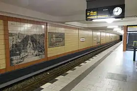 Les quais où l'ancien et le nouveau nom de la station sont visibles.